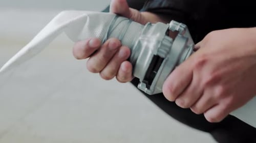 Le pompier connecte la bouche d'incendie et le tuyau