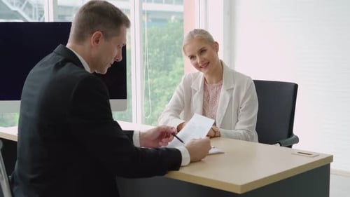 Arbeitssuchender im Vorstellungsgespräch mit dem Manager