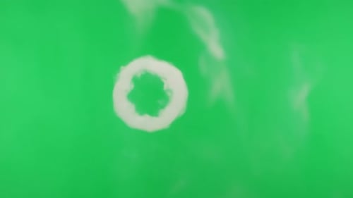Rauchringe auf grünem Chroma-Key-Hintergrund