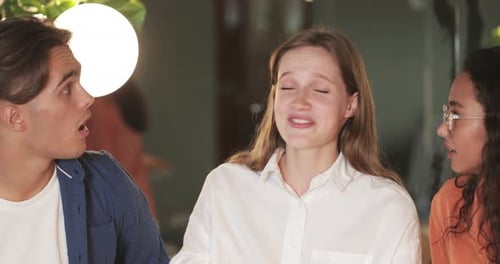 Nahaufnahme freudiger multiethnischer Freunde, die sich beim Reden im modernen Café amüsieren. Millennial