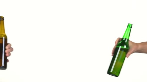 Deux bouteilles entre des mains différentes Clink