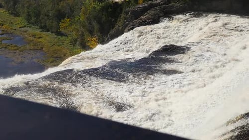 Enthüllt eine große Menge Wasser, die über einen großen Wasserfall in Quebec strömt