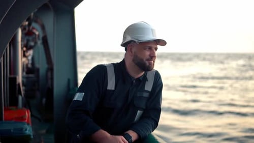 Officier de pont maritime ou second sur le pont d'un navire ou d'un navire hauturier
