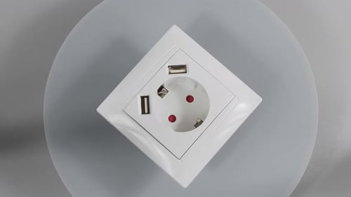 Buchse mit zwei USB-Anschlüssen.