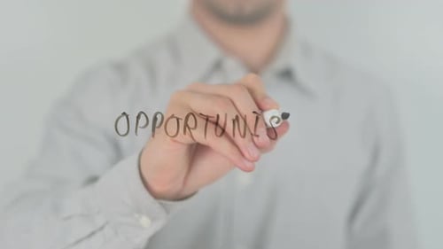 Opportunismus, der mit der Hand auf den Bildschirm schreibt