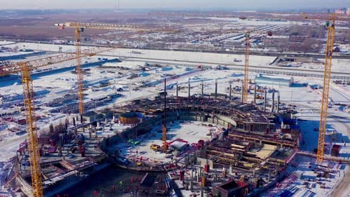 Proceso de construcción del estadio deportivo con grúas torre