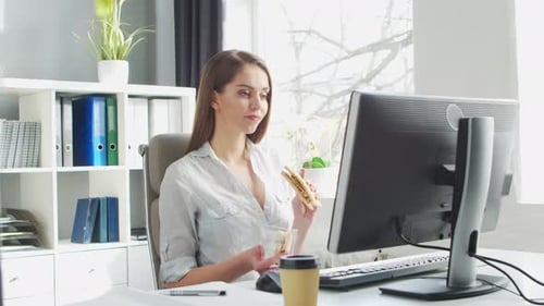 Junge Frau arbeitet im Home Office mit Computer.