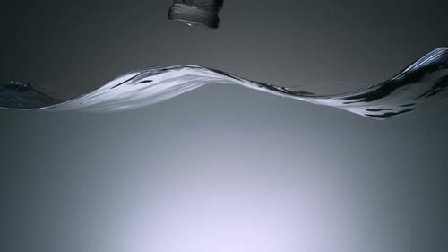 Wasseroberfläche Welle und Glas fallen, Zeitlupe