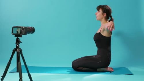Pessoa ativa explicando o exercício de meditação na câmera