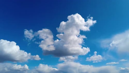 Des nuages blancs survolent un ciel bleu éclatant, Cloud Time lapse