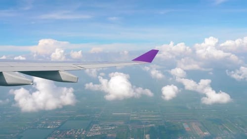 Luftaufnahme vom absteigenden Flugzeug