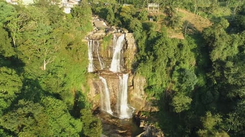 Volando alrededor de una cascada