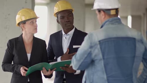 Homme d'affaires travaillant avec ingénieur architecte dans un chantier de construction de bâtiments avec vérification du plan directeur
