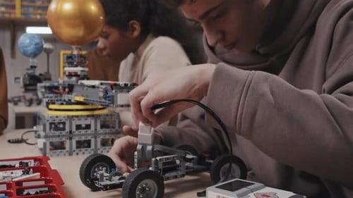 Student arbeitet am Automodell
