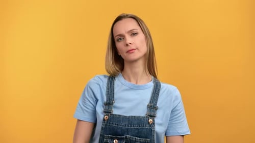 Retrato de cerca Mujer insatisfecha estrechando la mano sin gesto rechazar emoción negativa posando aislada
