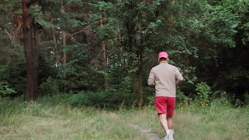Gesunder asiatischer Mann läuft morgens im Park Läufer im Wald Koreanischer Marathon Gesunder Lebensstil