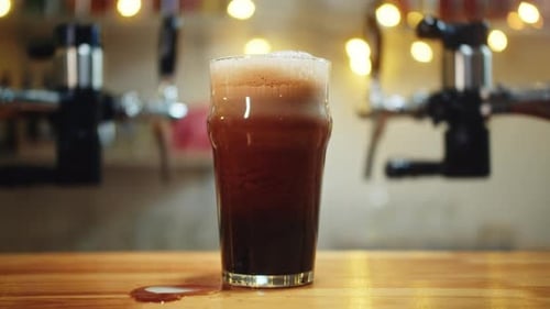 Cerveza de nitrógeno en vaso de cerca