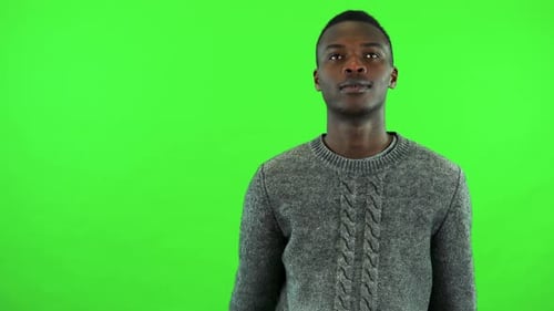 Ein junger schwarzer Mann feiert - Green Screen Studio