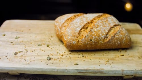 Frisch gebackenes viereckiges Brot
