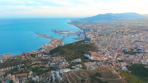 Vista aérea de la Costa del Sol de Málaga con el mar y las montañas que la rodean