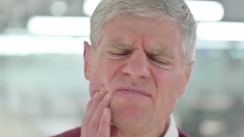 Primer plano de un hombre de mediana edad con dolor de muelas y dolor