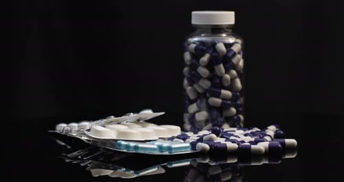 Concepto de farmacia médica: primer plano extremo de píldoras, ampollas con ampollas de antibióticos que giran