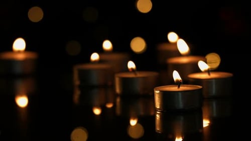 Petites bougies qui brûlent brillamment