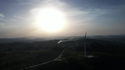 Granja de molinos de viento que genera energía ecológica.
