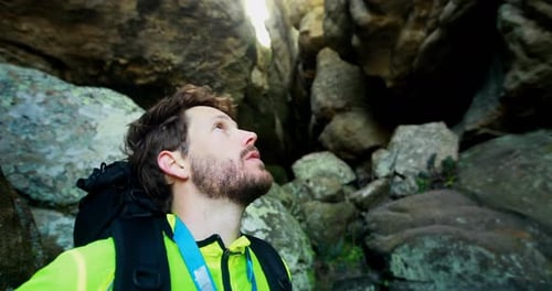 Alpinista masculino explorando uma caverna 4k
