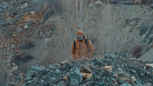 Photographe randonneur prenant une photo du paysage matinal dans les montagnes d'automne