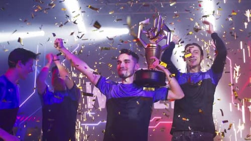 L'équipe de joueurs célèbre sa victoire dans le championnat professionnel