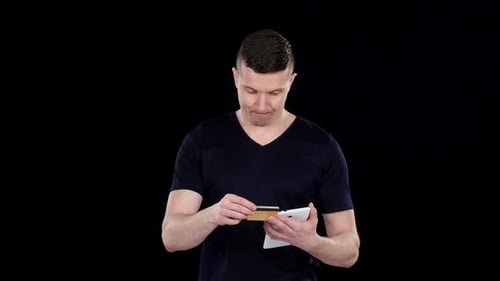 Achats en ligne. Sélection des bonnes cartes de crédit.
Noir