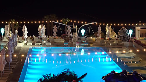 Nachts beleuchteter Pool