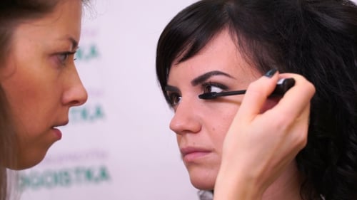 Filmmaterial Frau im Schönheitssalon.