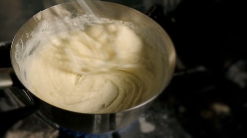 Broyer des pommes de terre bouillies avec un presse-purée