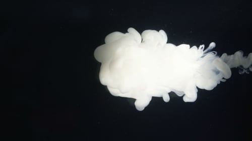 Wunderschöner heller Wolkenfarbstoff, gelöst in Wasser