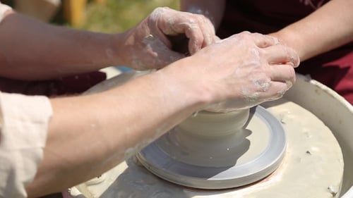 Création d'un pot sur un tour de potier.