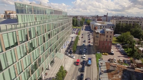 Schöne Luftaufnahme einer kleinen Straße mit einem Business Center und einem Reitauto