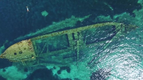 Luftaufnahme des versunkenen Schiffes in der Nähe der Insel Dugi Otok