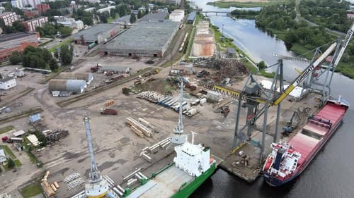 Seehafen mit Kränen und Schiffen