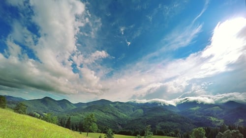 Berglandschaft mit Wolken und Nebel.