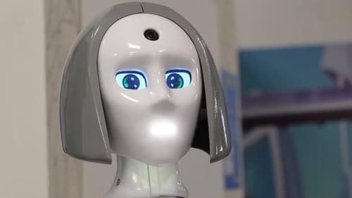 Ein moderner Roboter in Form einer Frau