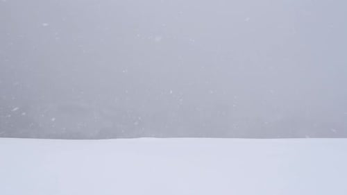 Fantastischer Schneesturm in den Winterbergen