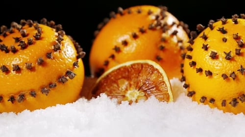 Tranches d'orange séchées et oranges aux clous de girofle