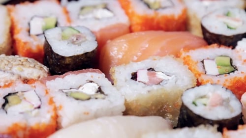 Frisches japanisches Sashimi und Brötchen