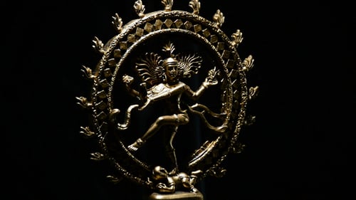 Déesse bouddhiste Shiva Gyrating sur fond noir