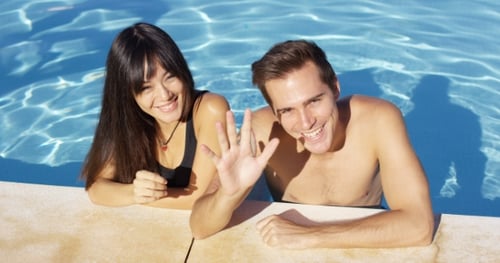 pareja sonriente, posición, en, claro, piscina
