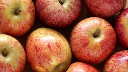 Primer plano de manzanas rojas y amarillas frescas que giran sobre la tabla