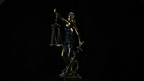 Lady Justice sobre fondo negro