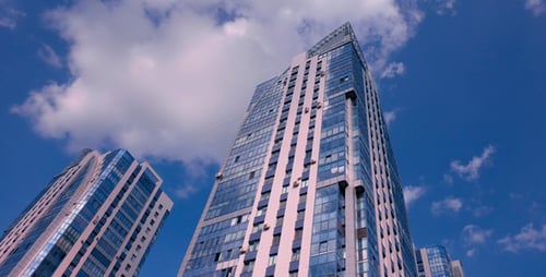 Edificios de la ciudad y nubes 2